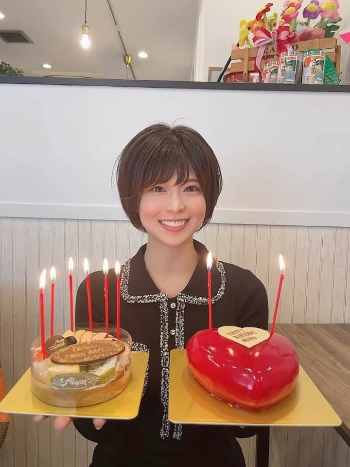 岡田美紅のインスタグラム：「25歳になりました🎂💓  今年は､沢山の方に支えて頂き 夢への第一歩を踏み出すことが出来た 素敵な1年になりました🥹✨✨  皆様､いつも本当に本当に ありがとうございます🙇🏻‍♀️❤️  まだまだポンコツな私ですが､ これから社員を､お店を､守れるように｡ そして､頼ってもらえるかっこいい社長を目指して､精進して参ります🥳✨✨  今後とも､宜しくお願い致します❣️  (動画のケーキにささったロウソクは 27歳になってるの気付かず､､､笑 編集で気付いた時には 時すでに遅しでした🤦🏻‍♀️💦ﾀｯﾊｰ) せっかく頂いた､素敵なケーキで 逆サバ読んですみません😘 (ほんとにごめんなさい😭🙏🏻 ケーキは皆で美味しく頂きました❤️)  ケーキやプレゼント､お手紙も全て拝見させて頂きました☺️ 素敵なお誕生日を過ごさせてもらえて 幸せでした🌟 改めて､有難う御座いました🥰💖  遅ればせながら… 時差投稿ですみません🥲🙏🏻  #生誕祭#鷄と無限の可能性#居酒屋#大衆酒場#文楽劇場#日本橋グルメ#深夜営業#焼き鳥#日本橋クラス」