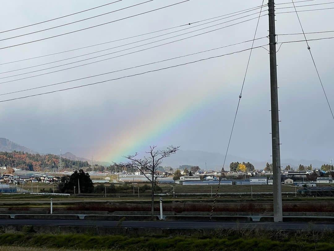 岩崎宏美さんのインスタグラム写真 - (岩崎宏美Instagram)「山形河北町総合交流センターにて虹🌈を見ることができました。 「宝くじまちの音楽会」 今日は虹の力も🌈借りて、 一生懸命頑張ります‼️  感謝‼️」11月16日 13時02分 - hiromiiwasaki_official
