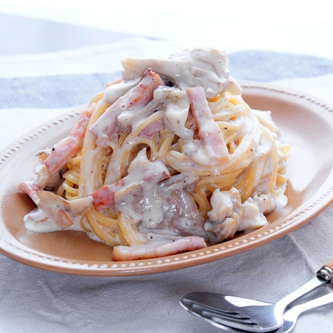 Party Kitchenのインスタグラム：「. ーーーーーーーーーーーーーーーーーーー おうちにあるもので濃厚クリームパスタ🍝 ーーーーーーーーーーーーーーーーーーー  今日は生クリームやチーズを使わずに作れる 超濃厚きのこのクリームパスタをご紹介✨ 牛乳やおうちにあるものを使い、 簡単お手軽にこってりパスタがワンパンで作れちゃうんです♪ 5分以内に出来ちゃう超簡単副菜を３種類ご紹介します！ もう1品欲しいな…少しおかずが物足りないな… そんな時の強い味方になること間違いなし👍  YouTubeでレシピ動画を公開中！ 作って下さった方は「 #pkレシピ 」で教えて下さいね！  【レシピ（1人前）】 ⭐️材料 ・スパゲティ 100g ・厚切りベーコン 30g ・まいたけ 1/2パック ・にんにく 1/2かけ ・酒 大さじ1 ・オリーブオイル 大さじ1 A塩 小さじ1/2 Aこしょう 少々 A牛乳 200ml A水 200ml A有塩バター 10g  ⭐️作り方 ①まいたけは食べやすい大きさにさく。にんにくはみじん切りにする。厚切りベーコンは1cm幅に切る。 ②フライパンにオリーブオイル、にんにく、ベーコンを入れて弱火で熱する。香りが立ったら、まいたけを加えて中火で炒める。 Point：まいたけをあまり箸でつつかず、焼き付けるように焼くのがポイント！ ③酒を加えてさっと炒め合わせ、Aを加えて混ぜる。煮立ったらスパゲティを半分に割り入れ箸で横に揺すりながらなじませ、ふたをする。弱火で袋の表示時間通り茹でる。 Point/ 弱火でたまに混ぜながら加熱してください！ ※吹きこぼれる可能性があります。 ④器に盛る。  ⭐️POINT ・きのこはまいたけ以外のきのこでもOK！ ・生クリームやチーズを使わずに冬にぴったりの濃厚クリームパスタが楽しめる！ ・完成後にオリーブオイルを大さじ1/2かけるとさらに香りがアップしてオススメ！  レシピ： @nico_mikuaratani   #pkレシピ #レシピ #クッキング #レシピ動画 #料理動画 #時短レシピ #簡単レシピ #クリームパスタ #ワンパン #パスタ #忙しい人必見 #きのこ #おうちごはん #ごほうび #料理好きな人と繋がりたい #recipe#foodpick #yummy #japanesefood」