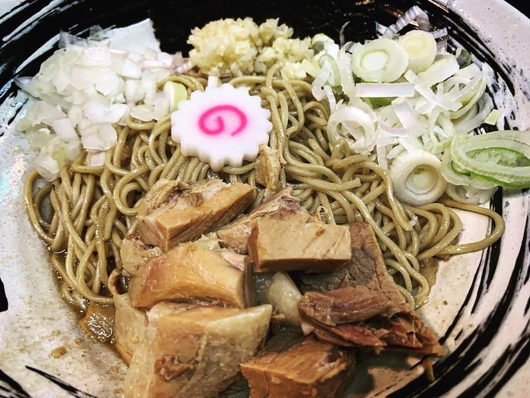 マサ北宮のインスタグラム：「『疲れた身体にはコレ🍜【の】も載ってます🍥』 #noah_ghc #ラーメン #煮干しラーメン #まぜそば #にんにく #生卵 #🍜 #🍥」