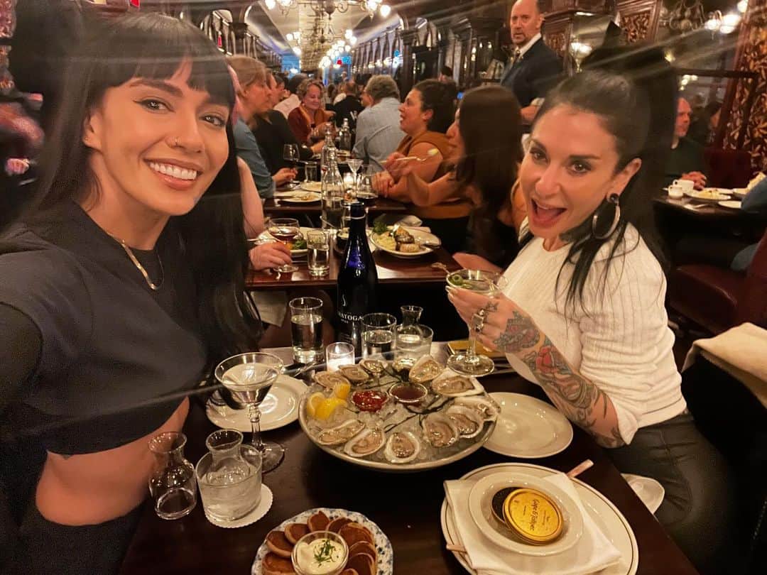 Janice Griffithさんのインスタグラム写真 - (Janice GriffithInstagram)「dinner with my fav @joannaangel pls don’t invite me unless u want to eat 100 oysters and caviar」11月16日 14時21分 - rejaniced
