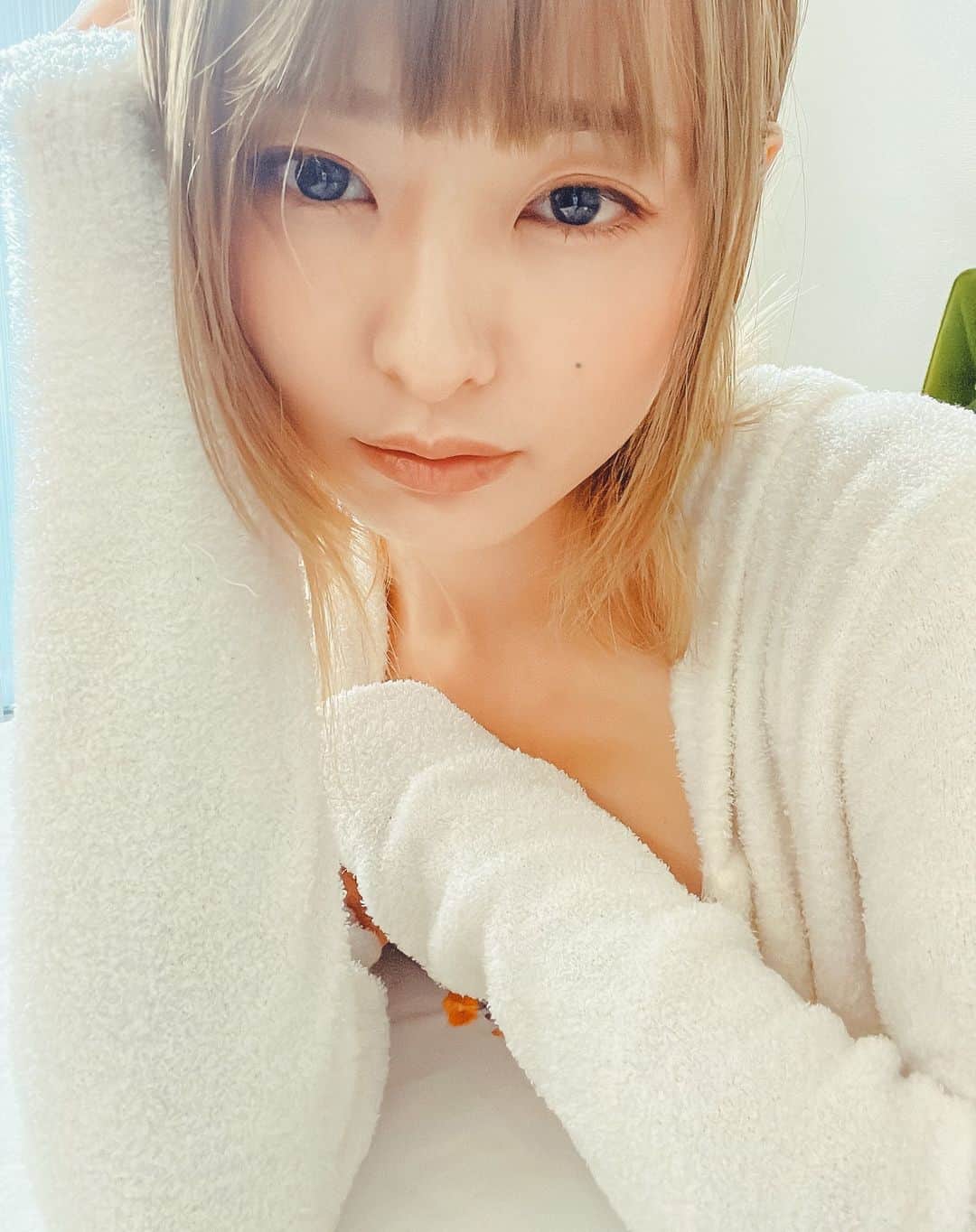 コトリッチのインスタグラム：「ほくろのほうの目だけ裸眼  コンタクトレンズを片方はずした。 左右見えるバランスが違いすぎて 少し酔ってしまいながら写真を撮ったら自分的に　裸眼もいいなって  目がちょっとつぶらにみえるけど それはそれで好きだなって 思えたのでした。  #カラコン　#カラコン卒業　するかも？」