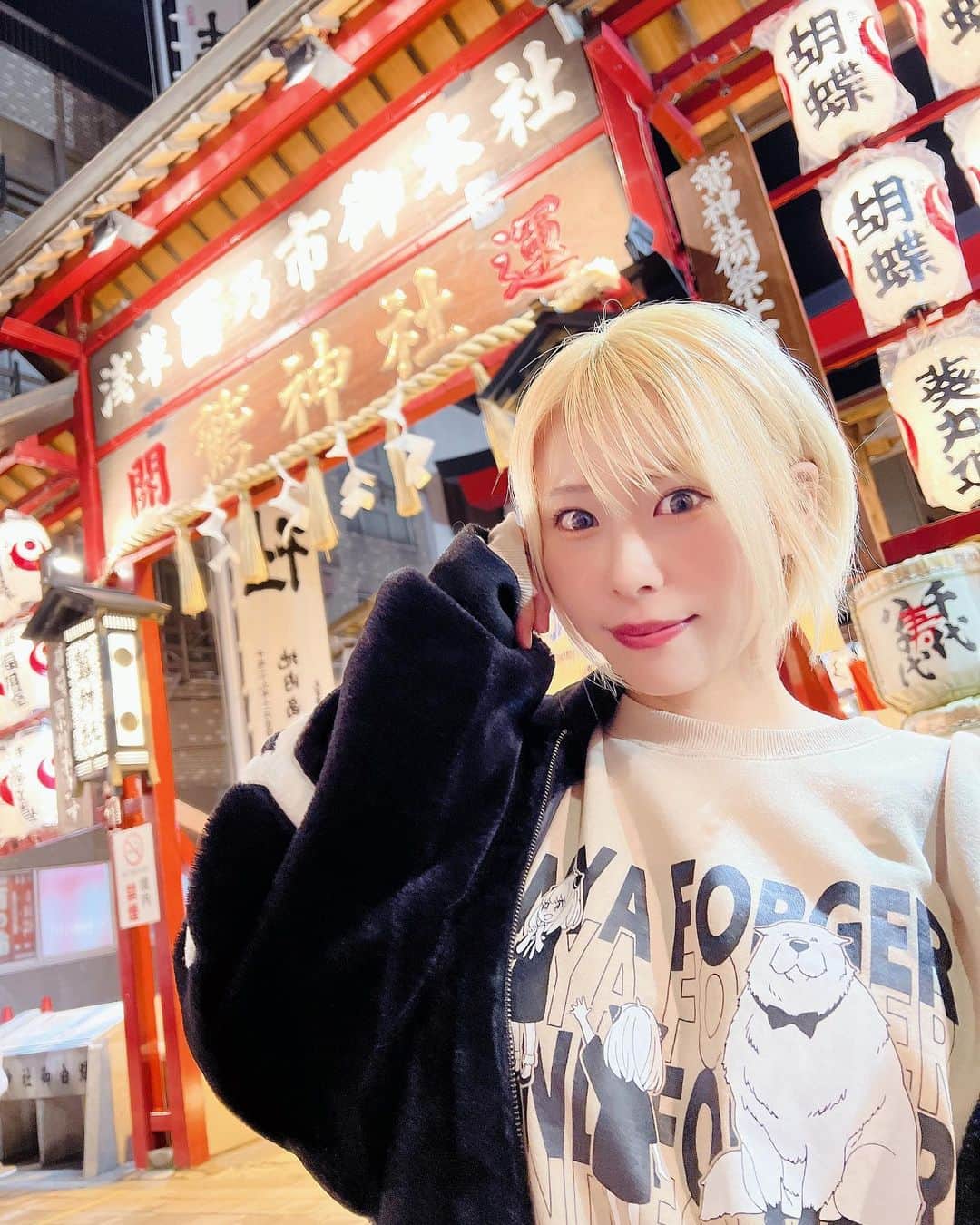 塚田綾佳のインスタグラム：「#おとりさま #二の酉 ~~~！  行ってきたけど、 まだ始まってなかったよﾟ(ﾟ`ω´ ﾟ)ﾟ  22時～スタートらしいﾟ(ﾟ`ω´ ﾟ)ﾟ #ちくしょー   ということで 今日再チャレンジ!!₍₍ ᕕ(´ ω` )ᕗ⁾⁾  屋台食い尽くす(｢ ꒪ͧд꒪ͧ)｢  ユニークスキル #2個はいける   ー #鷲神社  #あやぽんコーデ #SPY_FAMILY #アーニャ #金髪ショート  #彼女とデートなうに使っていいよ #SNS用レンタル彼女 #SNSレンタル彼女  #インスタグラビア #Japanesegirl #ショートカット #ショートカット女子 #泳衣系列  #shooting #셀카 #미소녀 #일본인 #非常好 #摄影 #塚田綾佳」