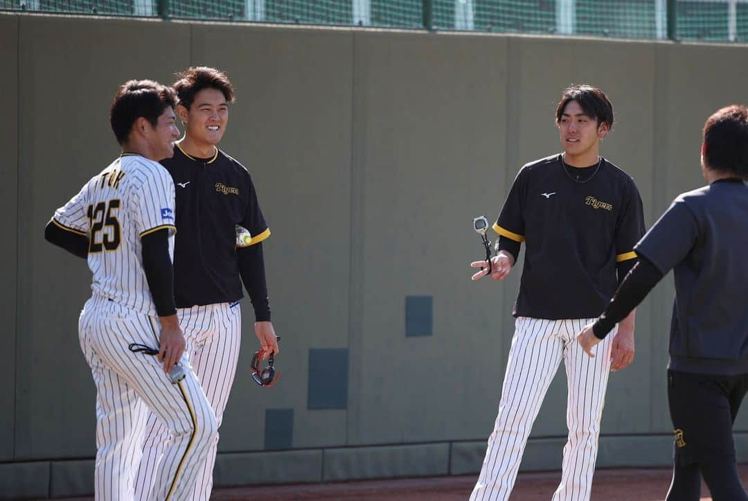 阪神タイガースさんのインスタグラム写真 - (阪神タイガースInstagram)「11月16日、鳴尾浜球場での練習の様子です！ #髙橋遥人 選手 #二保旭 選手 #望月惇志 選手 #小川一平 選手 #伊藤稜 選手 #森木大智 選手 #中川勇斗 選手 #原口文仁 選手 #植田海 選手 #山崎憲晴 コーチ #糸原健斗 選手 #阪神タイガース」11月16日 14時32分 - hanshintigers_official