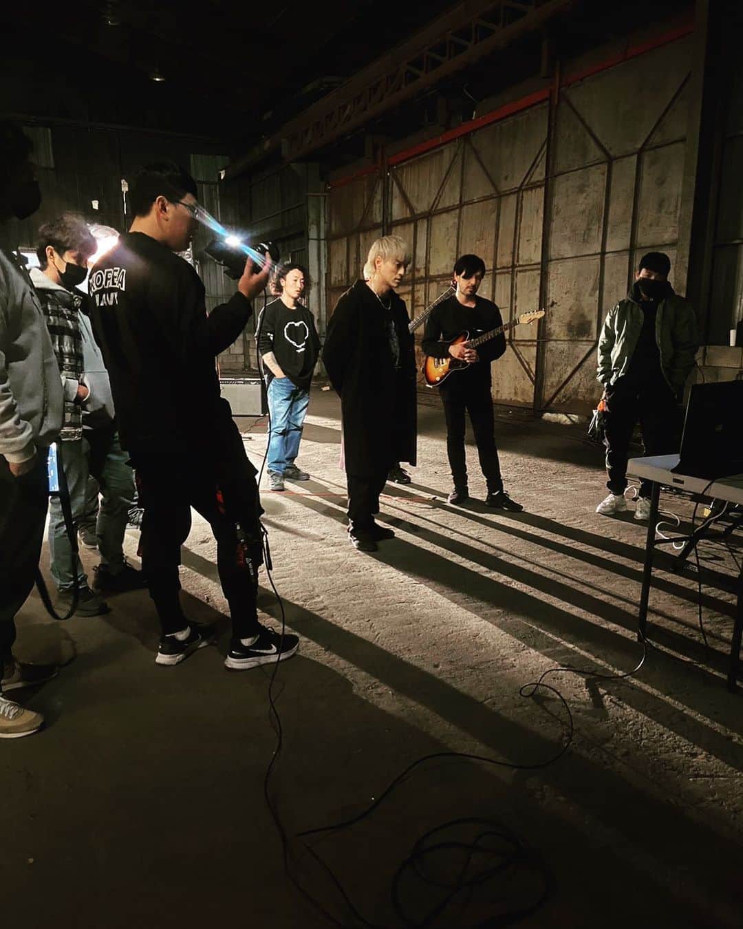 のインスタグラム：「韓国のチームで撮影してもらいました。 新鮮たったし、監督さんめっちゃ大変そうだった。 そして俺は高所恐怖症🥶 韓国語しか伝わらない現場も久しぶりで楽しい撮影だったよ。 チェックしてね🇰🇷  #OurFire #COZI #코지 #SWANKYDANK  https://youtu.be/ceJsvNV6gKA」