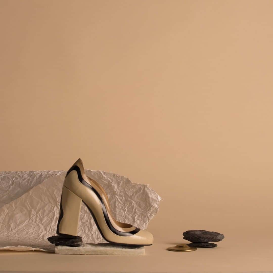 アレッサンドロオテーリのインスタグラム：「With a sumptuous block heel offset by a delectable rounded toe, the Montalcino pump makes its glorious appearance in the Be Classic collection. - #Oteri #OteribyAlessandroOteri #FW22 #OteriPumps #oterishoescouture #oteriluxuryshoes #luxurydecollete #luxuryshoes #shoedesign #shoemaking #coutureshoes #designershoes #shoesaddicted」