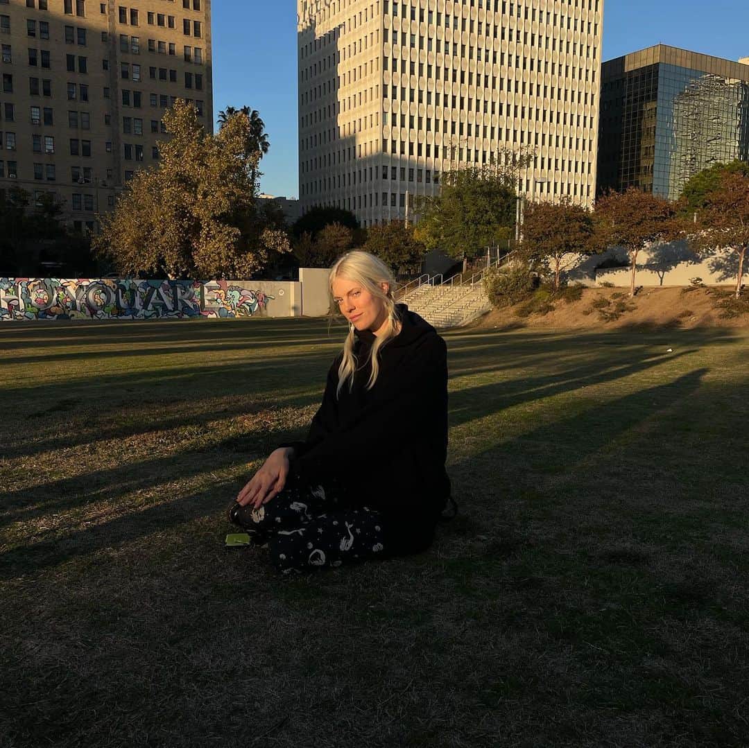 Anna Lylesさんのインスタグラム写真 - (Anna LylesInstagram)「Thank you for capturing my weird self on set yesterday @_kellymccabe_ @amyparkmakeup @megcrade Golden hour in November is my favorite light of the year 🌅」11月17日 2時09分 - annag0ts