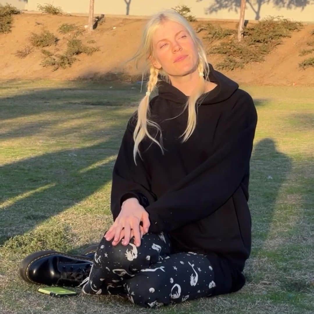 Anna Lylesのインスタグラム：「Thank you for capturing my weird self on set yesterday @_kellymccabe_ @amyparkmakeup @megcrade Golden hour in November is my favorite light of the year 🌅」