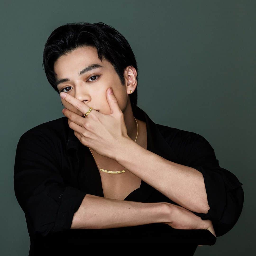 新田真剣佑のインスタグラム：「Thrilled to announce that I’ll be creating my own line of clothing and jewelry called “INCRM” この度、INCRMというブランドをプロデュースすることになりました。初めて自分でデザインした作品をぜひチェックしてみてください。  New Collection & Jewelry Collection OPEN 11/17 21:00 @incrm_official #incrm」