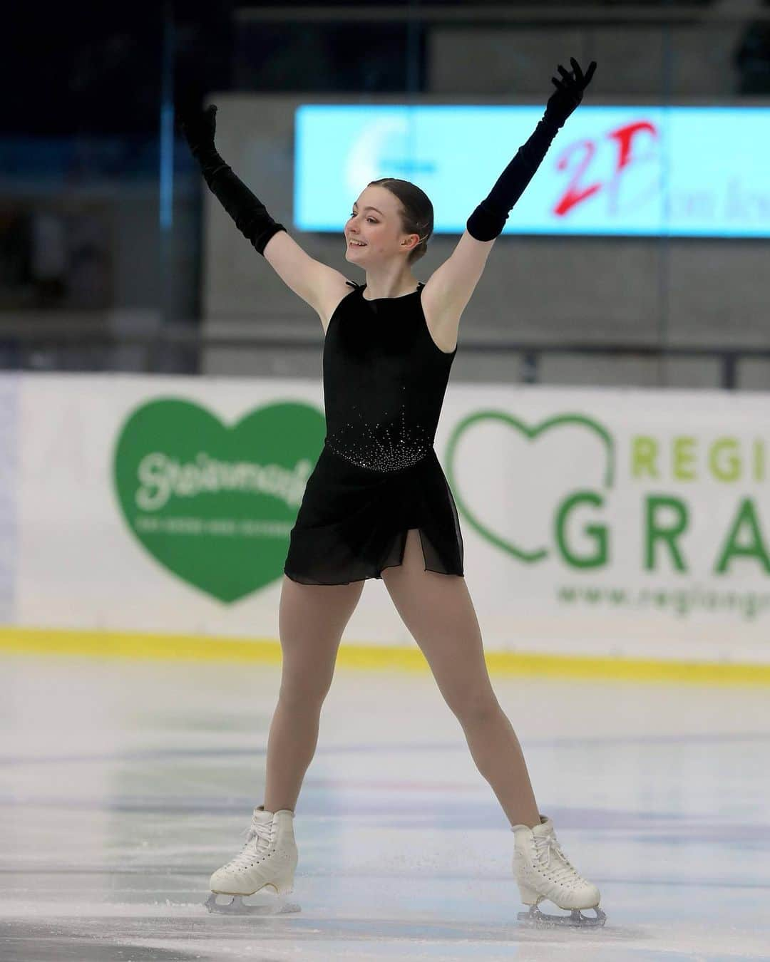 ヴィクトール・ファイファーさんのインスタグラム写真 - (ヴィクトール・ファイファーInstagram)「ISU Grand Prix Sheffield, GB Great fight, Young You (KOR). Keep up the great work! You’ll come back stronger and stronger step by step!   IceChallenge Graz, Austria Emily Saari (AUT), it’s so nice to see your continuous improvement!  Thanks for the help from all the coaches, officials and parents!  @skateaustria @isufigureskating」11月17日 2時45分 - viktor_pfeifer