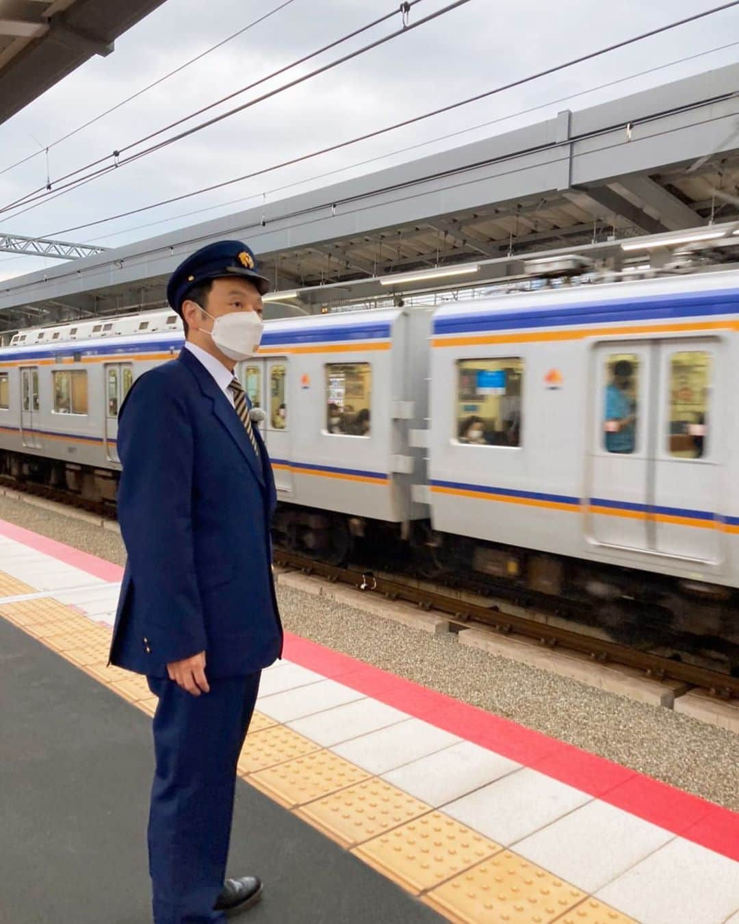 中川礼二のインスタグラム：「先日放送の「鉄オタ選手権」にて 南海電鉄高石駅🚃  #鉄オタ選手権 #鉄オタ #南海電鉄 #南海 #南海電車 #高石駅 #高石 #大阪 #和歌山 #難波 #南海電鉄株式会社 #南海グループ #私鉄 #鉄道 #電車 #鉄道風景 #列車 #駅員 #中川家 #中川家礼二」