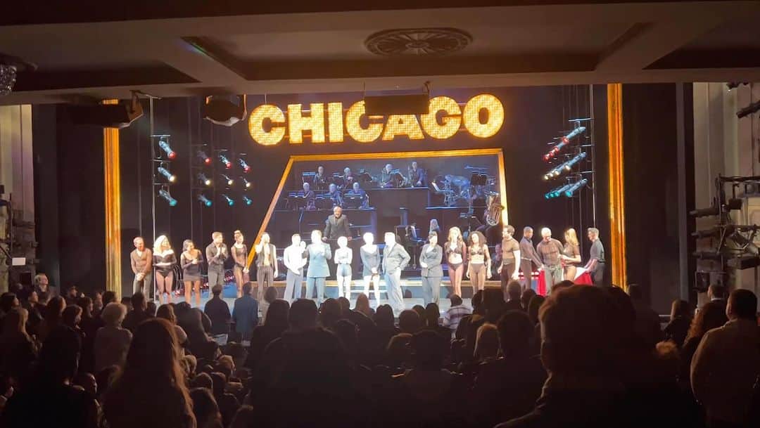 米倉涼子のインスタグラム：「11月14日は愛するCHICAGOの26歳のお誕生日でした🎉 この日この舞台に立てなかったことはとても悔しく辛い思いでしたが、この症状を持ってはやはり不可能でした…が1番後ろの席からCHICAGO FAMILY の一員として見守っていました！ 今回は改めて沢山の新しい事を学びました！ 今まで前のめりで見えてなかった事沢山あるなって。 そして劇場では沢山の方にお声かけ頂き、励ましの言葉も頂き感謝です😢 12月には日本UKツアーが始まります。 それにも私は立つことは叶いませんでしたが 開演がとても楽しみです！ ⁡ On Nov 14th was CHICAGO’s 26th birthday!  As a member of the Chicago family, I was watching the stage that I was supposed to be on!! This time,I learned a lot of the back seat this time. ⁡ It was really frustrating that I couldn’t stand on stage, but it can’t be helped ⁡ BTW In Japan, the UK tour will start in December.  I am very much looking forward to seeing it!  @chicagomusical  @chicago_japan  #26thbirthday  #nyc  #broadway」