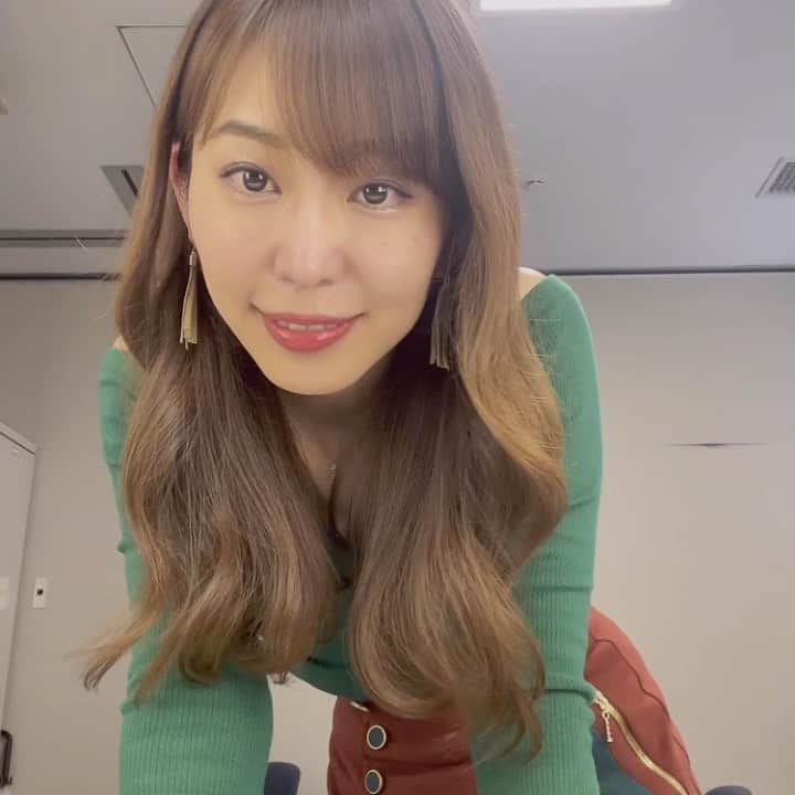 塩地美澄のインスタグラム：「前回UPしたリールの再生回数がめちゃくちゃ伸びている理由（20万回）を フォロワーの皆さんにお聞きしたところ 大変参考になるご意見ばかり頂きました! 私なりにも分析しているのですが それは未だ秘密~😎 ストーリーズも 引き続きチェックして下さいねー!  あすは20時30分頃〜 ABEMAの生放送「ミッドナイト競輪」に出演します！！  ✅写真集『瞬間（とき）』発売中  ✅2023年カレンダー 発売中 #塩地美澄」
