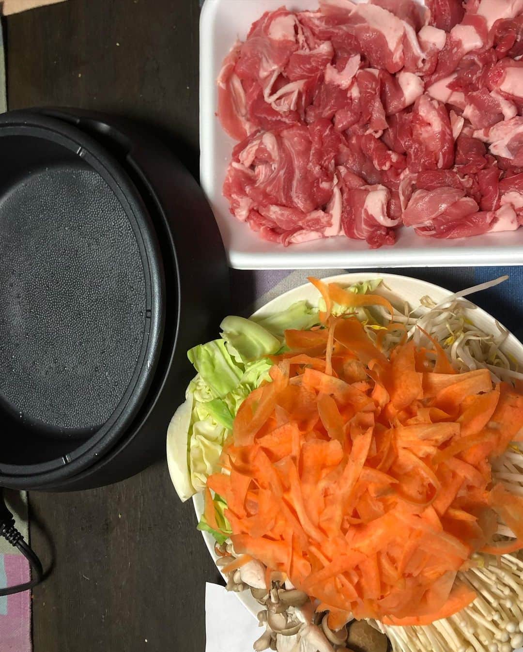 のインスタグラム：「Tonight‘s dinner is  Yakiniku❣️ Yummy 🤤  #thanecamus #daddyscooking #yakiniku #yummy #healthyfood  #bonappetit」