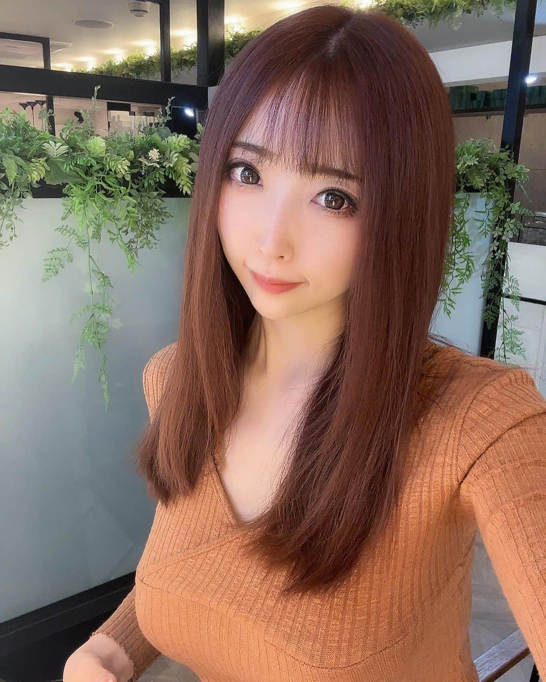 のインスタグラム：「髪の毛ちゅる～るるるんにしてもらいました🍑💕 藤田さんいつもありがとうございます！！ ⁡ ⁡ ⁡ ꙳✧˖°⌖꙳✧˖°⌖꙳✧˖°⌖꙳✧˖°⌖꙳✧˖°⌖꙳✧˖°⌖꙳✧˖°⌖꙳✧˖°.. 🏡お店情報🏡 Rr SALON AOYAMA 東京都港区北青山２-１２-２７ デコール青山3F 外苑前駅から徒歩2分,表参道駅から徒歩7分 https://www.instagram.com/misa10rr/ ꙳✧˖°⌖꙳✧˖°⌖꙳✧˖°⌖꙳✧˖°⌖꙳✧˖°⌖꙳✧˖°⌖꙳✧˖°⌖꙳✧˖° ⁡ ⁡ * * * * * 🍑ももれくフレンズ予定🍑 ⁡ 12/18  コスホリ 12/24 🎄🎅ももれくりぱ🎂🎄 12/31  コミケ ⁡ 🍑毎日更新中ファンクラブサイト「Fantia」🍑 Instagramに載せられないのが載ってます♡ https://fantia.jp/fanclubs/17179 ⁡ 🍑＼To my overseas fans／🍑 ▶️https://www.patreon.com/momoreku ⁡ ⁡ 🍑毎日更新中ファンクラブサイト「Fantia」🍑 Instagramに載せられないのが載ってます♡ https://fantia.jp/fanclubs/17179 ⁡ * * * * * #Aoyama #hairsalon #rrsalon #アールサロン  #アールサロン青山 #ミネコラ #トリートメント #ヘアケア #美容 #美容垢 #髪質改善」