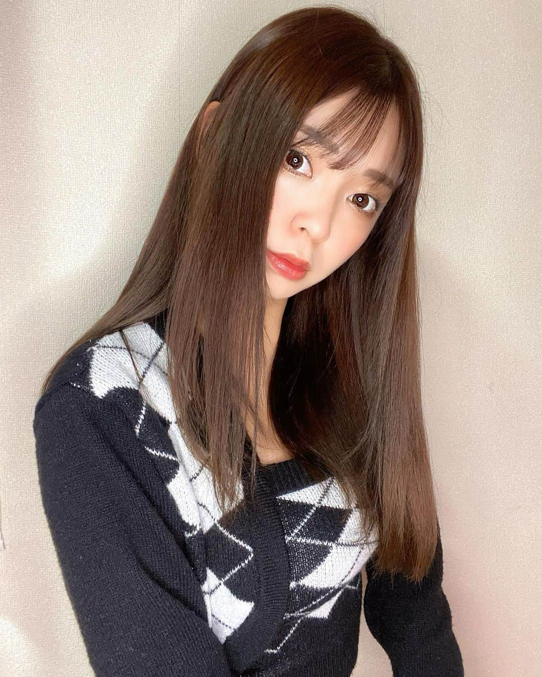 原満莉菜さんのインスタグラム写真 - (原満莉菜Instagram)「髪の毛10㌢くらい切った💇‍♀️ ズボラ女子だから全部ラクになってとっても良い〜☺︎👌🏻♪  ． ． ． #heir #heirstyle #straighthair #longhair #haircolor #cut #haircut #💇‍♀️ #✂️💈 #ズボラ女子」11月16日 18時14分 - marina_serizawa