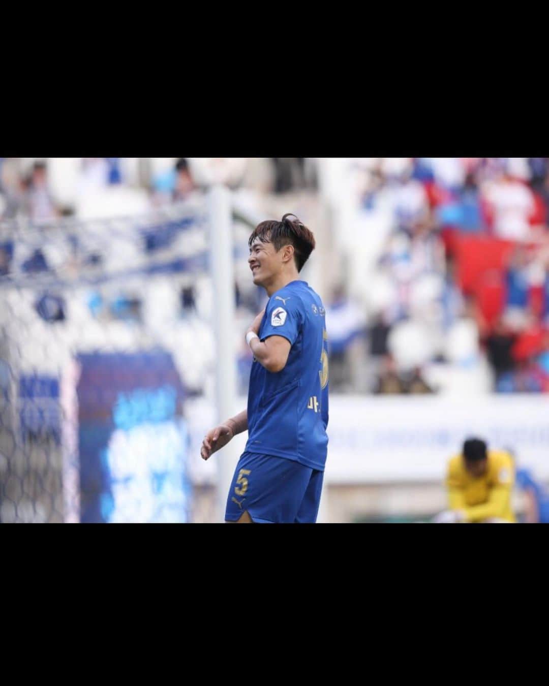 齋藤学のインスタグラム：「2022年シーズンもたくさんの応援ありがとうございました。  名古屋グランパスからシーズンがはじまり、 シーズン途中での移籍、 32歳にして海外移籍と初めての事ばかりな 夏の期間でした。  水原三星ブルーウィングスでは、 本当に多くのサポートをしてもらいながら 韓国での生活を過ごしました。  Ｋリーグ一部に残留する。 と移籍の際にチームからの言われた僕への課題でした。 入れ替え戦まで回ってしまいましたが、 何とかＫリーグ一部に残留する事が出来ました． 多くのサポーターの声援がチーム、会社に届いたからこそ残留できたと思ってます．  「初めてへの挑戦」  良いことばかりではない、辛い事や苦しい事も 何が待ち構えているかわからない事へ 踏み出した挑戦。 正直いろんな事が起こりました．  でもその経験がまた自分の力に変わって成長できるんだなと感じました． 挑戦出来るなら、した方が良い。  1年間多くのサポートありがとうございました😊  저의 2022년 시즌이 끝났습니다. 나고야 그램퍼스에서 시즌을 시작하고, 시즌 도중 이적, 32살에 해외 이적 등 모든 것이 새롭던 여름이었습니다.  수원 삼성 블루윙즈에서는 정말 많은 도움을 받으면서 한국 생활을 했습니다.  K1 잔류. 이적 당시 팀에서 저를 향한 과제가 있었습니다. 플레이오프까지 가버렸습니다만, 다행히 K1에 잔류할 수 있었습니다. 많은 팬분들의 성원이 팀, 프런트에 닿았기 때문에 잔류할 수 있었다고 생각합니다.  '처음으로의 도전'  좋은 일만 있는 것이 아니라 힘든 일이나 괴로운 일 무슨 일이 일어날지 모르는 일에 내디딘 도전. 솔직히 여러 일들이 있었습니다.  하지만 그 경험이 다시 나의 힘으로 바뀌어 더욱 성장할 수 있다는 생각이 들었습니다. 그러니 도전할 수 있다면 하는 것이 좋다.  1년 동안 많은 서포트 감사했습니다😊」