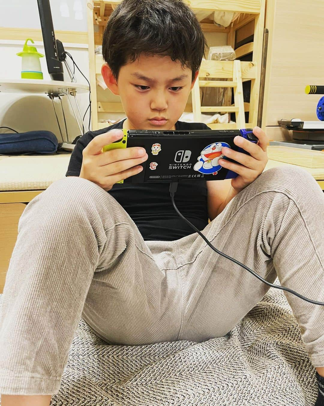 ブラザー4チャンネルのインスタグラム：「ゲームをしてる二人😎 あっくんもなーたんも同じ表情、同じポージングで没頭しています😆笑 仲良しな二人はシンクロ率も高めです✨ ⁡ #brother4 #YouTuber #仲良し兄弟 #ゲーム中 #シンクロ率高め」