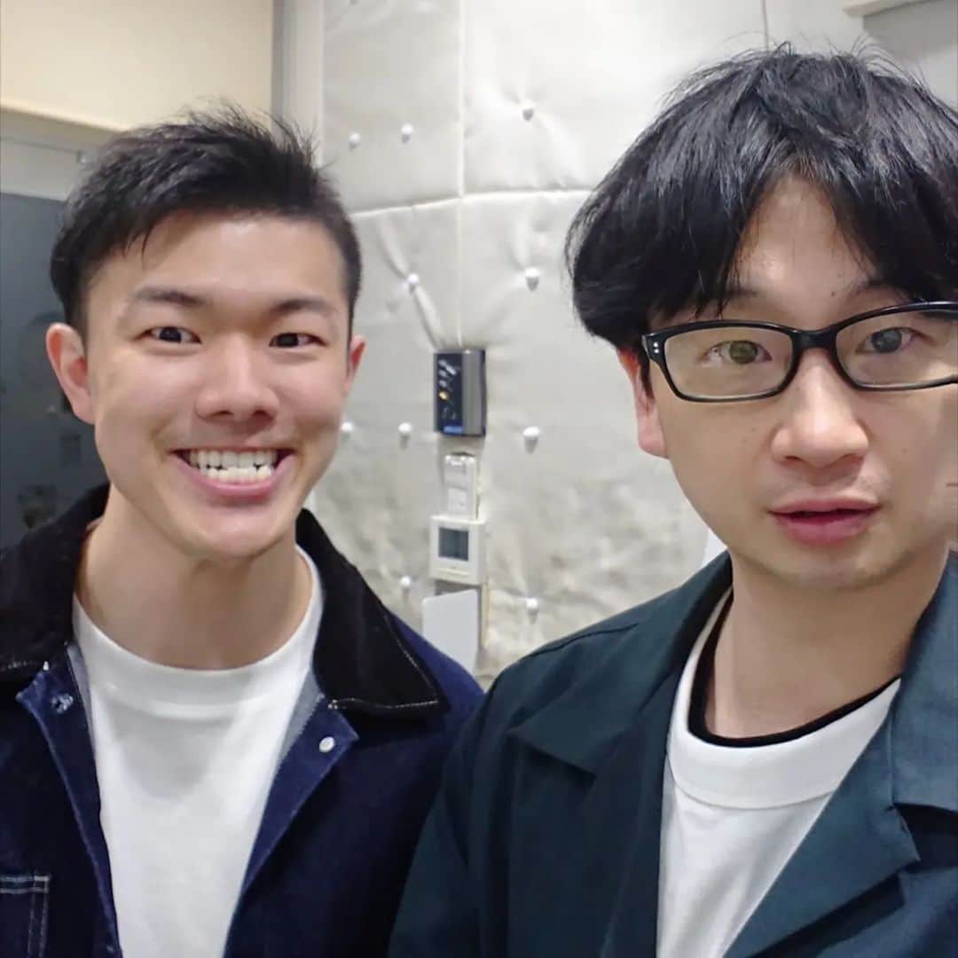 のインスタグラム：「#おびりあスタジオ に到着しました。 このあと18：40からラジオ生放送です #ＦＭ島田 g-sky76.5 「八木良（やぎまこと）の黒縁radio！」 FM島田ＨＰ、アプリで全国で聴けます 【メッセージをお待ちしてます】 ラジオネームを忘れずに八木良宛てにお願いします info@g-sky765.jp #八木良 #コードリー #塚っちゃん」