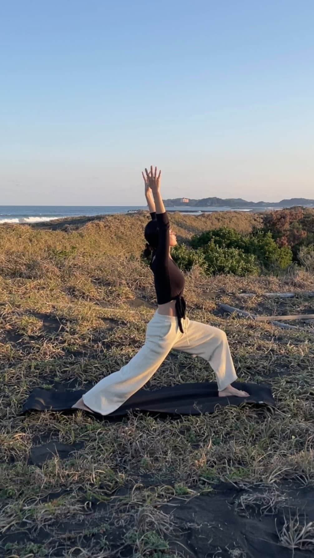 栗山遥のインスタグラム：「Sunset yoga なるべく何も考えないで、頭も心も空っぽに⛅️ 草や土の上だと、グラウンディングをより強く感じられて、土台が安定することで力強さや自信が湧いてくる🌞」