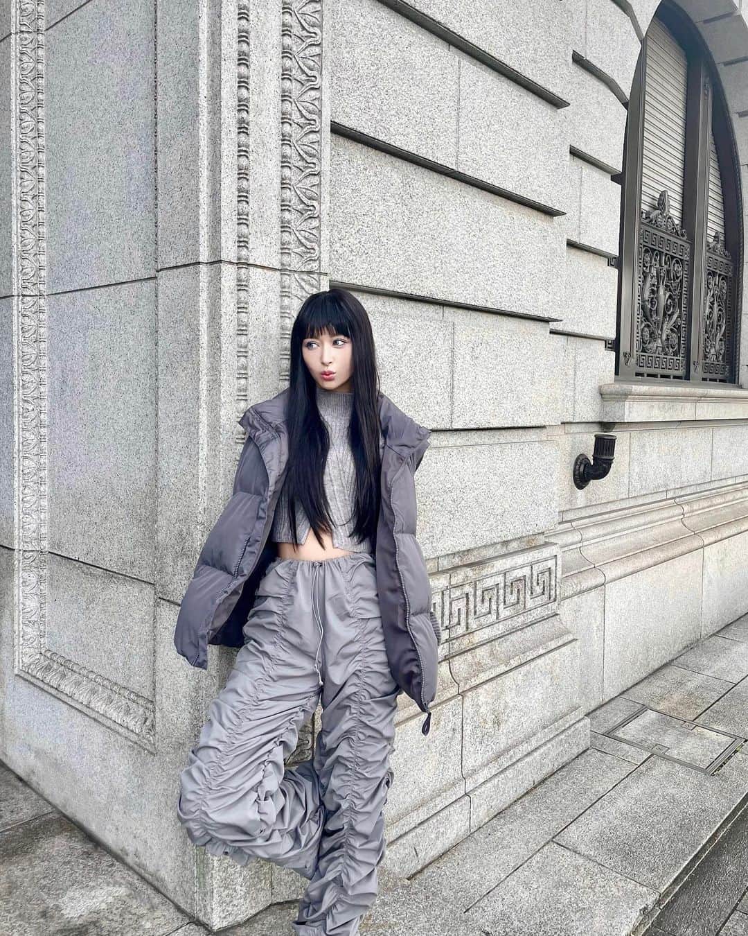 美咲あいりのインスタグラム：「_ 𝐒𝐇𝐄𝐈𝐍  𝐁𝐥𝐚𝐜𝐤  𝐅𝐫𝐢𝐝𝐚𝐲🖤 ⁡ ⁡ ⁡ ⁡ COUPON CODO 【 SGFairi 】 ⁡ ⁡ ⁡ ▫️DAZY Zip Up Puffer Vest Coat 　　11381442 ▫️Mock-neck split hem crop sweater   11657248 ▫️Drawstring Waist Ruched Parachute Pants 　　11213457 ▫️Lace-up front wedge sneakers 　　11582282 ⁡ ⁡ 1～5999円まではSALE価格より15%OFF 6000円以上は20%OFFになるよ✨ ⁡ ⁡ ⁡ @sheinofficial @shein_japan  #SHEIN #SHEINforall #OOTD #SHEINgoodfinds #SHEINblackfriday #ad」