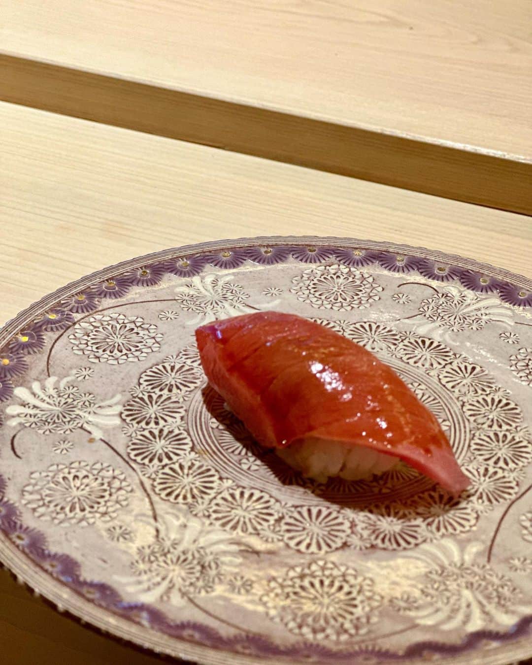 サキ吉さんのインスタグラム写真 - (サキ吉Instagram)「シンディとお寿司🍣✨ 神楽坂にある鮨 三國( @sushi_mikuni )さんへ💕 子供産んでから出前以外でお寿司食べたの初めて🥹❤️ 子供もOKなの本当に助かる👶🏻 ． 今限定のコースが本当に美味しかった🐟 全部美味しかったんだけどこの日はマグロが優勝🍣👏✨ 〆の鴨南蛮そばはなんと大将の手打ち！😳💥 感激しちゃった🥲💕❤️ ． シンディ素敵なお店に連れて行ってくれてありがとう🥰 ランチデート楽しかった🫶 ． ． ．  #神楽坂 #神楽坂グルメ  #飯田橋グルメ  #お寿司 #鮨  #寿司ランチ #鮨三國  #ランチデート  #子連れランチ  #子連れランチ東京」11月16日 18時54分 - sakikichi1201
