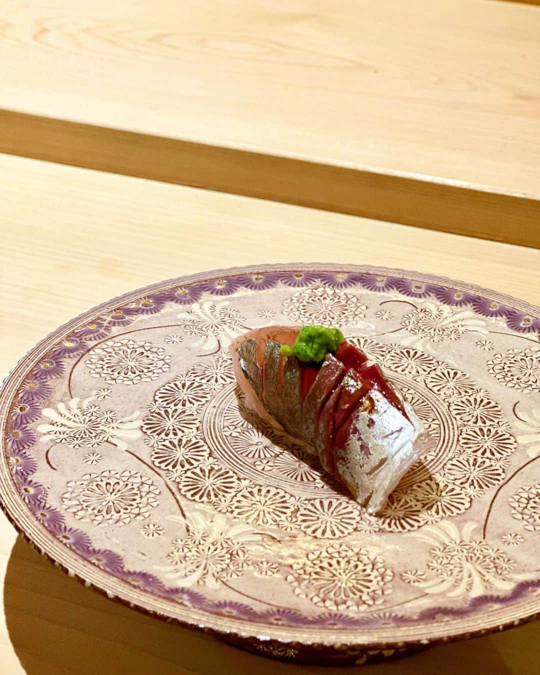サキ吉さんのインスタグラム写真 - (サキ吉Instagram)「シンディとお寿司🍣✨ 神楽坂にある鮨 三國( @sushi_mikuni )さんへ💕 子供産んでから出前以外でお寿司食べたの初めて🥹❤️ 子供もOKなの本当に助かる👶🏻 ． 今限定のコースが本当に美味しかった🐟 全部美味しかったんだけどこの日はマグロが優勝🍣👏✨ 〆の鴨南蛮そばはなんと大将の手打ち！😳💥 感激しちゃった🥲💕❤️ ． シンディ素敵なお店に連れて行ってくれてありがとう🥰 ランチデート楽しかった🫶 ． ． ．  #神楽坂 #神楽坂グルメ  #飯田橋グルメ  #お寿司 #鮨  #寿司ランチ #鮨三國  #ランチデート  #子連れランチ  #子連れランチ東京」11月16日 18時54分 - sakikichi1201
