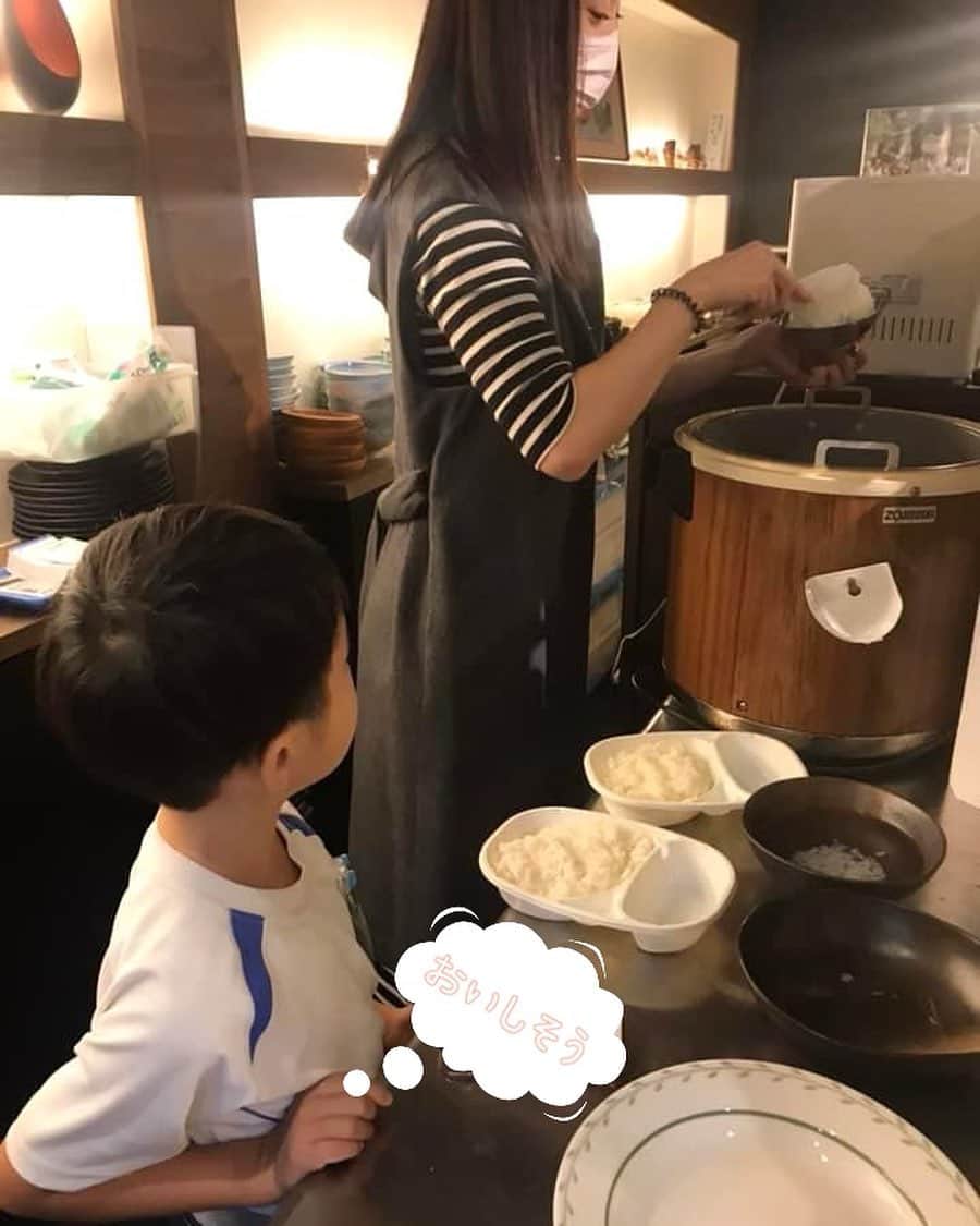 白田久子さんのインスタグラム写真 - (白田久子Instagram)「高知に帰ってからずっと参加させてもらってます『子ども食堂』🍚 今日は息子も自分から手伝いたいと言ってくれました。皆さんにバランスの良い温かい食事を、スタッフやボランティアの皆さんと楽しく食事をして孤食をなるべく減らしたい。私の子供達も子ども食堂のお食事が大好きです❤️ これからも微力ながらお手伝いしたいきたいと思います。 #子ども食堂 #子ども食堂高知 #高知子育て #年子ママ #まだ半袖😂」11月16日 19時02分 - hisako_shirata