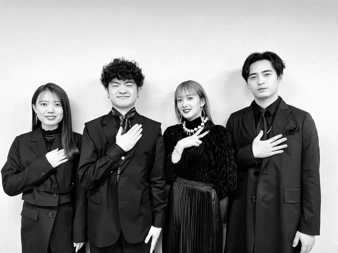 Peppe（緑黄色社会）のインスタグラム：「「紅白歌合戦」 ひとつの大きな夢が叶いました。 今年最後の日を、笑顔で明るく年越しを迎えられる様、精一杯演奏させていただきます！楽しむ！いつもありがとう！ #NHK紅白」