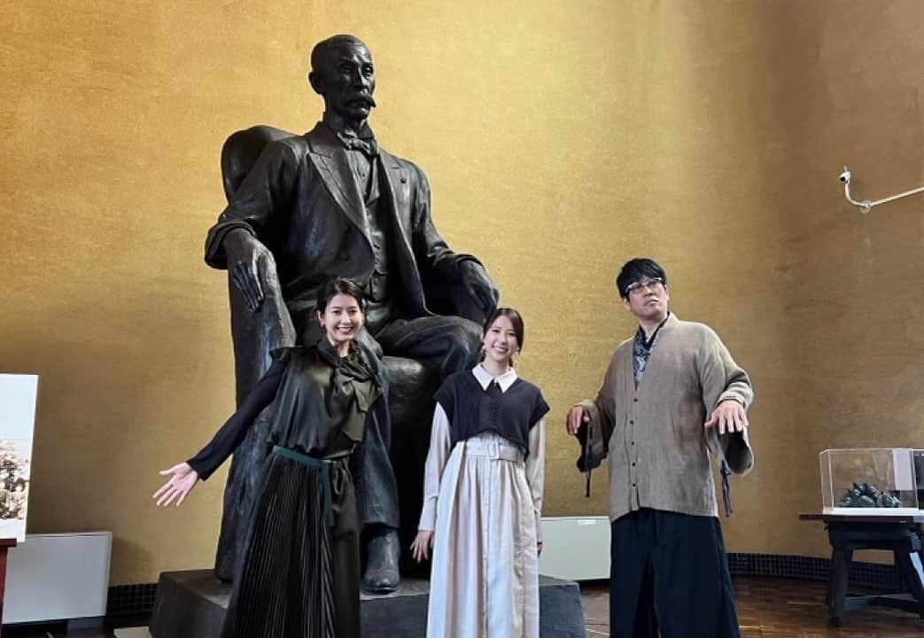 桝田沙也香さんのインスタグラム写真 - (桝田沙也香Instagram)「* Musée duももクロ　 「朝倉彫塑館」編が配信されました🎨 玉井詩織さん、古坂大魔王さんとアートロケへ😊  朝倉彫塑館は、 彫刻家・朝倉文夫のアトリエ兼住居だった建物🛖 彫刻家自らが設計したこの建物には、 細部まで拘りが散りばめられています✨ 和洋折衷のとても興味深い作り🏘 柱の形1つとってもロマンが詰まっていて、 ワクワクするけれど、 京都のお庭を見ている時のように心が落ち着く場所🍃🍁 中庭全体が池になっていて、 その美しさに目を奪われながら水音に耳を傾けて 畳の上でゆったりとお話しする時間は 何にも代え難いです💯  ロケの日は雨で情緒があって素敵だったけど 晴れた日にもまた行ってみたいな😍  🏃‍♀️日暮里駅徒歩5分 🕑 午前9時30分～午後4時30分  #アートロケ#朝倉彫塑館#朝倉文夫#玉井詩織さん#古坂大魔王さん#アナウンサー#テレビ朝日アナウンサー#桝田沙也香」11月16日 19時38分 - sayaka0masuda