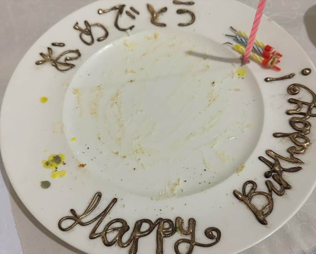 ベンドラメ礼生さんのインスタグラム写真 - (ベンドラメ礼生Instagram)「2022.11.14  『29歳』になりました。 初めて海外で迎えた誕生日。 忙しすぎて自分の誕生日忘れてたけど🫠。 みんなのお祝い嬉しいな。🥰 たくさんのメッセージすぱしーば。🫶🏻🎤  #べんどらめの誕生日   今年はたくさん空を見上げた1年だった。 おかげで、空が好きになった。☀︎☁︎☔︎⚡︎❄︎  #スカイダイビングしたい #スカイダイビング好きと繋がりたい ↑ #繋がれそうにない」11月16日 19時48分 - venleo.9