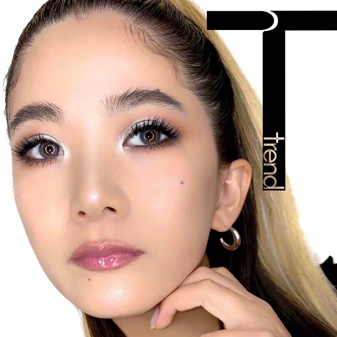 M∙A∙C Cosmetics Japanのインスタグラム：「メタリックシャドウとホログラフィックなハイライトで、銀河のような輝きを放つ #CHROMELIGHTING メイクを堪能して✨#MACTrend  ＜ルック使用製品＞ ＊EYES ・スモール アイシャドウ／サンド ストーン（クリース、下まぶた） ・スモール アイシャドウ／カーボン（目尻側キワ） ・M·A·C カラー エクセス ジェル ペンシル／インコラプティブル（ベース） ・ダズルシャドウ エクストリーム／ディスコティック（目頭、アイホール） ・アイ コール／スモルダー（インライン）  ＊LIP ・リップ ペンシル／エッジ トゥ エッジ ・リップガラス／クリア  ＊HIGHLIGHTER ・エクストラ ディメンション スキンフィニッシュ／ソフト フロスト  Makeup by @harumi.n_makeup」