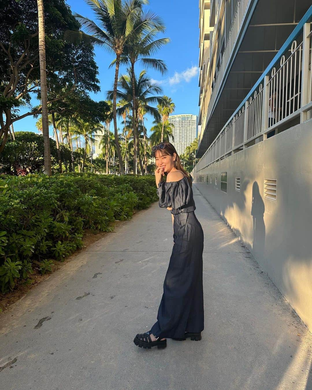 林みなほのインスタグラム：「. Day1 in Hawaii  OOTD setup…  @snidel_official  sandal… @prada  sunglasses… @shein_japan  straw hat… @helen_kaminski  bag… @maisonmargiela   #ootd#hawaii#trip#fashion」