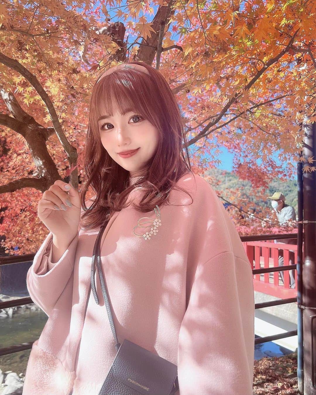 のインスタグラム：「⋆  紅葉シーズン🍁 一年で一番好きかも❤︎  POPUPしてた @lieulien_lul でゲットした 新しいコート、とっても可愛くてお気に入り🥺  ブローチも可愛すぎる〜🫶🏻  バッグとスマホケースは  @maisondesabre ♡ 可愛いし便利でお気に入り〜 ロゴも ⸜ R♡ ⸝ て入れてもらったよ🌙  #ootd #fashion #instafood #instagram  #hairstyle #outfit #code #instafashion  #ファッション #撮影 #ヘアスタイル #ヘア  #コーディネート #コーデ #今日の服  #lieulien #秋服」