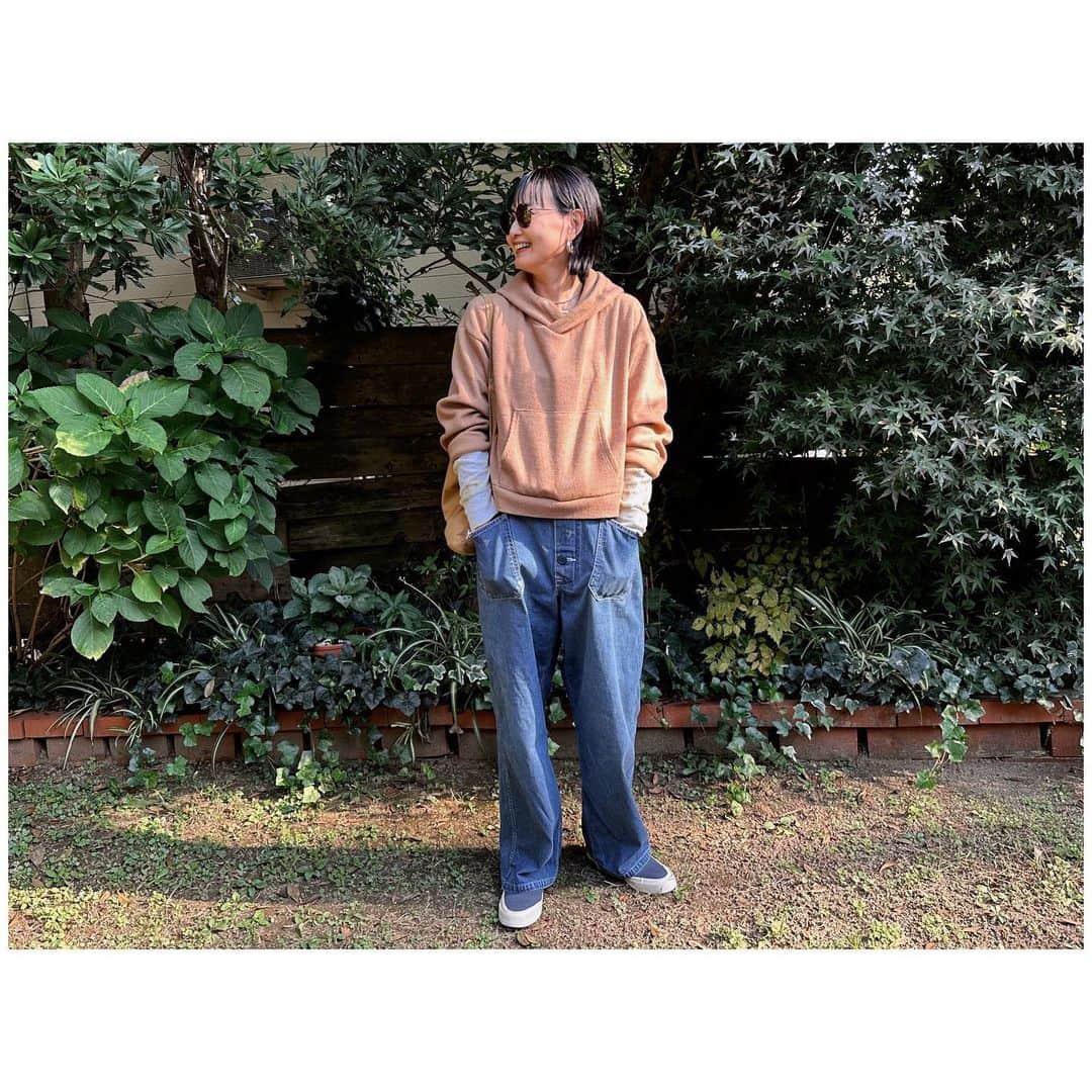 李ヒャンのインスタグラム：「今日はノベルティのバッグに使用するバンダナを染めました。 草木染めを学び始めてはじめてのたーくさんの量の染め。 師匠と学びながら染める時間は本当に楽しい♡ ご予約いただいた皆様のお手元に届いた時に気に入っていただける色になれたら嬉しいです☺️ 今日はヘビロテしまくりのKnit parkaに先日染めたむら染めサーマルロンT着て行きました。 冬は重ね着でロンTをレイヤードするのが好きだけど、無地とは違って袖先から色がある感じもまた楽しい。 そしてoverallとknit parkaの相性が本当に良いです👍 今日の学びの日も充実した良き1日でした🫶 Knit&Overall/ @herfee_official  lont t/ #used #fashion #style #herfee #herfee_official #remake #botanialdye #ootd #outfits」