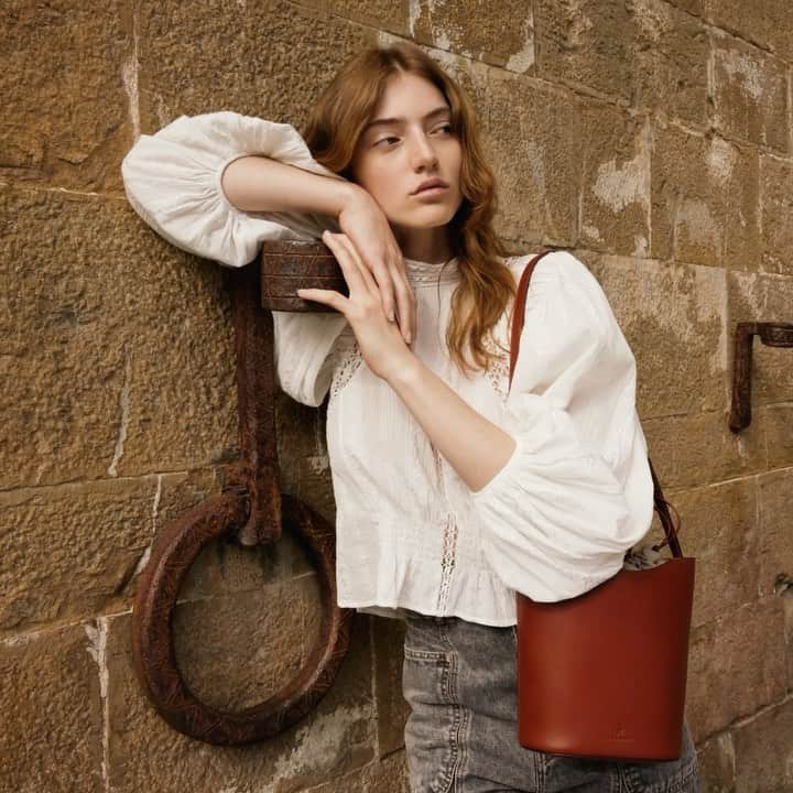 イルビゾンテのインスタグラム：「Il Bisonte is thrilled to present you the Roseto Line: a perfect mix between femininity, functionality and elegance. Discover the entire line on our website.  #ilbisonte #sustainability #rosetoline #timelessbeauty #artisans #craftsmanship #leatherbags #womenstyle」