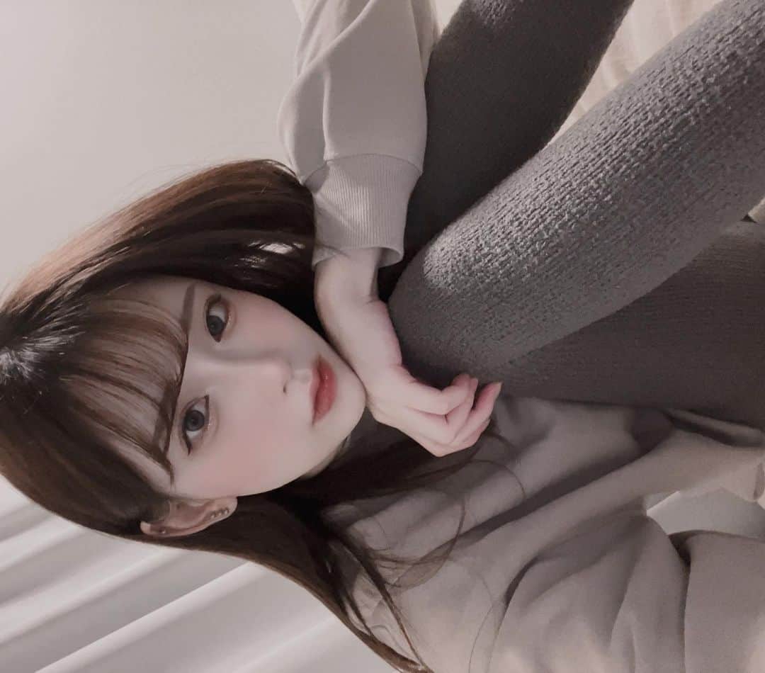 なつきのインスタグラム：「ナイトブラでお世話になってるルルクシェル(@lulukushel.jp)の着圧レギンス！ 窮屈じゃないのにしっかり着圧効果はあるから履いて寝たら次の日脚スッキリしてる！！ ふわふわモコモコで寒くなってくる今の季節の冷え対策にもめちゃくちゃ良い(T_T)  11月21日まで楽天で2枚予約したらもう1枚もらえるお得なキャンペーンもやってるよ〜^_^🎶  @lulukushel.jp のTOPからチェックしてみてね！  #ルルクシェル #lulukushel #ふわぴた着圧レギンス #着圧レギンス #足のむくみ #脚痩せ #ルームウェア #ボディケア #ボディメイク」