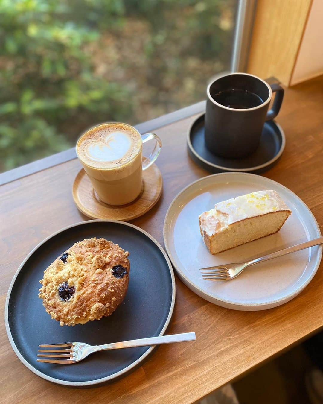 富山貴光のインスタグラム：「day off☕️ UP COFFEEに行ってきました☕️ 大福🐶可愛かった🤣 オススメは🍋レモンケーキ🍰  たまにはコーデ載せてみよ😏 #大宮アルディージャ #とちぎ未来大使 #栃木市ふるさと大使 #upcoffee #fides #acnestudios #marni #nikesacai」