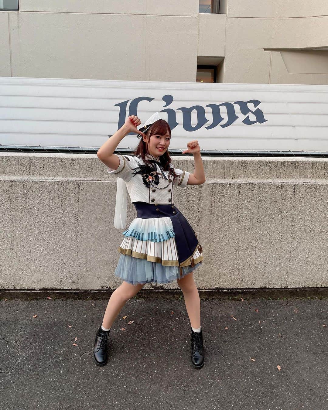 直田姫奈さんのインスタグラム写真 - (直田姫奈Instagram)「『BanG Dream! Special☆LIVE Girls Band Party! 2020→2022』  『ブシロード15周年記念ライブinベルーナドーム』  両日、ありがとうございました！  🌟2年越しのGBP2022🌟 2年の時って本当に大きいんだなと実感。 オープニングアクトだった私たちがこんな大きなライブのトップバッターを努めるまでの時が経ったということです。 ドームに自分が立つなんて想像してなかったし、立った今でも実感が湧いてないです。 すごいな…バンドリって。  モニカ一同本当に気合い入ってて、きっと初めましての方も多いから、モニカのライブに来たらこんなのも見れるんだぞ！って言うのも知ってもらいたいよね、ってflame of hopeの前にインストを追加。 これも2年の時間が与えてくれたモニカの色ですよね。 モニカの曲ってキラッと優雅なイメージが多いかもしれないけど、Reverberationでも垣間見えたように闇も背負えますので。笑 モニカリアルメンバーはちゃんとオタクなので、インスト聞いた瞬間厨二心が疼いてニヤニヤ＆闇堕ちましろに期待してるところもあったりして、セトリ決めてるときの妄想話がおもしろいんですよ。 話がそれちゃった…！次のブシロードロックフェスにも繋がってる感じがして、自分でもこれからのモニカが楽しみになってきてます✨  絆色のアンサンブルではまたまたポピパさんと！ おたえさんと走りまくり！ でもアスハモだったらついていけなかったかもしれない。弾けなくなりそうだし、楽譜も飛びそうだから。 今回は勝手に動いてた！なんか弾けてた！楽しかった！ これも年月の賜物だ〜 次は彩ちゃんも一緒に歌えたらいいなぁ〜 日菜ちゃんとハイタッチしたかったー！  「CiRCLE THANKS MUSiC♪ 」ではモニカを土台に演奏しました！ モニカが弾くんだ！ってちょっとびっくりしたよ。 先輩たちの耳に自分の演奏が返ってるんだと思うといつも以上に緊張しました… しかもモニカの曲ではなかなかでてこないリズムだったから苦労しました。 そんなリズムの中サビを腰フリフリして踊ってたら、リハの時さえちゃんが何でそれができるの？…体張ってんねぇ…と。 実は動きは簡単そうに見えても超脳トレみたいな風になってるときも多々あって、それを気づいてくれたことになんだか今までやってきたことが救われた気がして、その夜しんみりしたって話もある。 楽々楽しそうに弾いてるなって思われることが多いとは思うけど、それはゴールだからそう思われてることに透子ちゃんとしては大正解で私はしてやったりなのですけどね！  もしどんな脳トレなのか気になる人は真似してみてね！笑  2年越しのライブ。本当に一緒に立てて、光栄な時間でした。  🌟ブシロード15周年ライブ🌟 最初からブチアゲでしたね！ 私はまだまだブシロードさんの歴史には浅い知識しかないし、貢献度も激浅なんだけど、少しでも盛り上げられて、お祝いできたらいいなと思っていました。  そして何よりモニカ初の声出しライブ！ いつも全力で楽しんでくれているのは伝わっていたけど、今回の熱気はすごかった… それだけみなさんも待っていてくれたってことですよね。 本当にありがとうございます。 Twitterにも書いたけど、ワンマンでみなさんの声が聞けるまでは何が起きようとライブを止めたくない！ってさらに思いました。 ブシロックフェスでも声が聞けるみたいだけど、フェスってことはたくさんの方が出演されるはずだし、モニカとしてワンマンのようにたくさん話したり演奏したりはきっとできないと思うんです。(何も知らんけど笑) みなさんの声を聞いてモニカのためだけのモニカが一人占めできる声を堪能したくなっちゃった！欲張り？いや！2年待ってんだ！2年分は欲しがるぞ！？ MCでもいつも一方的で拍手でなんとかみなさんが返してくれてるのは大感謝！だけど、直接その声を聞くのが楽しみだから、それまで喉と腹筋を鍛えておいてください🔥  今回もたくさん話してしまいましたが、結論とても楽しい2日間でした！ 次は2月！初めてRoseliaさんと一緒にライブです🌹 ついに師匠と共演か〜 透子ちゃんとしてこれは大事件です！ そんなことも踏まえて大切に作り上げていきたいと思いますので、楽しみに待っていてくださいね✨ …ちなみにもうギターのレッスンしてきたけど…ヤバい……頭爆発しそうだった。  ということで、また10人でお待ちしています🦋   #GBP2022  #ブシロード15周年記念ライブinベルーナドーム」11月16日 20時32分 - hinahinyan_official