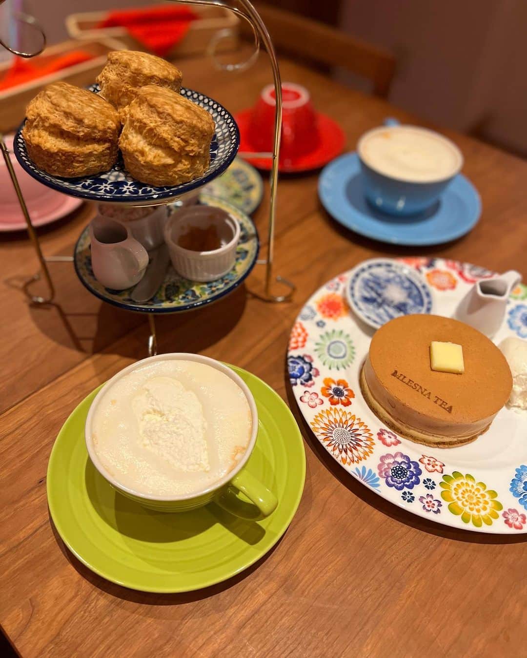 ImotoEtsuyo さんのインスタグラム写真 - (ImotoEtsuyo Instagram)「最高級の紅茶が頂ける 『ムレスナティー』専門店。  ムレスナティー代々木上原 @mlesnatea.yoyogiuehara  　  ホットケーキに合う 紅茶やしっとりしたスコーンにも合う オススメの紅茶が次々に 注がれるというのは嬉しい。  時間内ティーフリーなので たくさんのフレーバーを楽しみました。  濃厚なロイヤルミルクティーも オススメ！  気に入った紅茶もお店で購入できます。  究極の ホットケーキ完食🥞 美味しかった❤️ ご馳走様でした。 #ムレスナティー #ムレスナティー東京  #カフェ #紅茶のある暮らし  #紅茶 #代々木上原カフェ  #代々木上原  #代々木上原ランチ  #カフェ  #スイーツ #スコーン #ホットケーキ」11月16日 20時24分 - bisuhada
