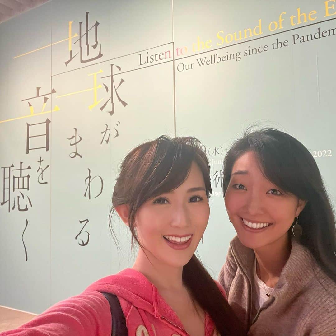 谷中麻里衣のインスタグラム：「Yoga class at an art museum ❤️  森美術館【地球がまわる音を聴く：パンデミック以降のウェルビーイング】展へ♬ 「五感を研ぎ澄まし、想像力を働かせて、リアルな空間でアートと出会おう」というコンセプト通り、蜜蝋で作られた甘い香りのする作品や音を繰り返す作品により五感が刺激されました😊 キュレーターさんに作品を説明していただいた後は美術館内でヨガを✨ 心地良く伸びました🥰  #地球がまわる音を聴く#森美術館#ヨガ#麻里衣アート#現代アート#時差投稿」