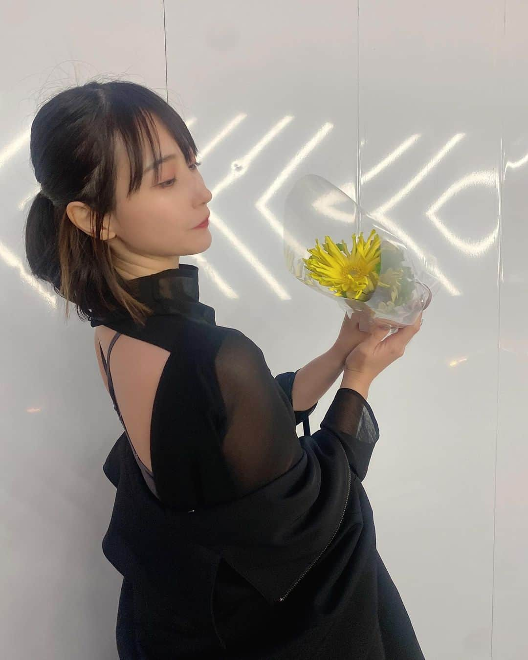 はりーさんのインスタグラム写真 - (はりーInstagram)「あやのちゃんにお花を渡した日🌼 お花って五感を刺激してくれて季節を感じられて好きです✨ 今日のドレスもお気に入りです👗✨ #背中あきドレス #りらootd」11月16日 20時50分 - kirarin_harry_official