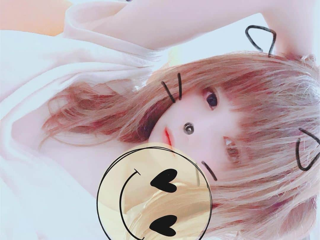 みけねこのインスタグラム：「お久しぶり🐱  Twitterでも報告してるのですが、一週間前から体調を崩してます…！ 体調を崩して気づいたことがあります。。聞いてください、  お水がおいしい🧊  🐱」