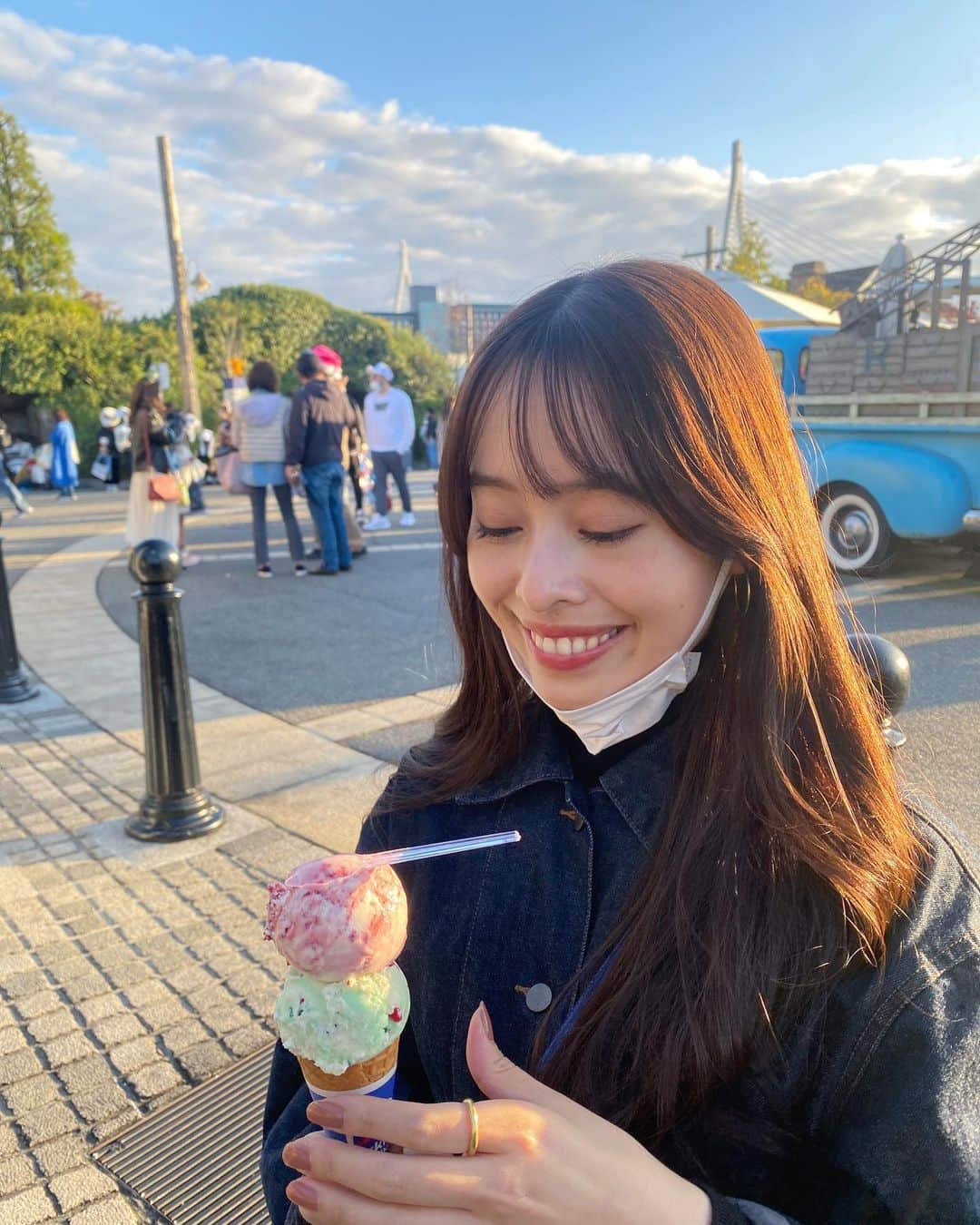 渡辺妃香のインスタグラム：「. 高校生ぶりのユニバ🌍🫶🏻  前に行った時、ハリーポッターの乗り物が怖すぎて泣いた記憶あって、 でも今ならもう乗れるかも！とリベンジしたけどやっぱり普通に怖かった笑  朝から夜まで遊び尽くして楽しかったな~♡」