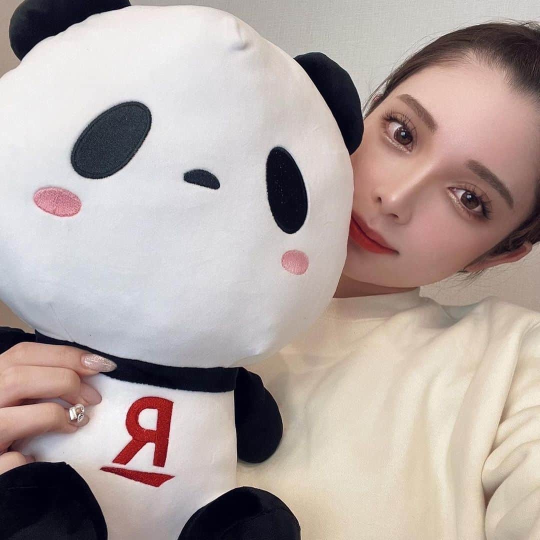 渡辺リサのインスタグラム：「この度楽天モバイルのアンバサダーに 就任させていただきました📱💚 記念にお買いものパンダのぬいぐるみと写真撮った🤳  動画とか結構見るけど、どれだけGB使っても 最大料金が月額2,980円（税込3,278円）って 他キャリアと比べたらマジでお得プラン🫢 ※無制限は楽天回線エリアのみ。エリア外は最大１Mbps。通話料等別　  これで外でも気にせず使えるの嬉しい☺️  電波も全然問題ない✌️ 気になってる方は是非検討してみて！！！  #楽天モバイル#pr」