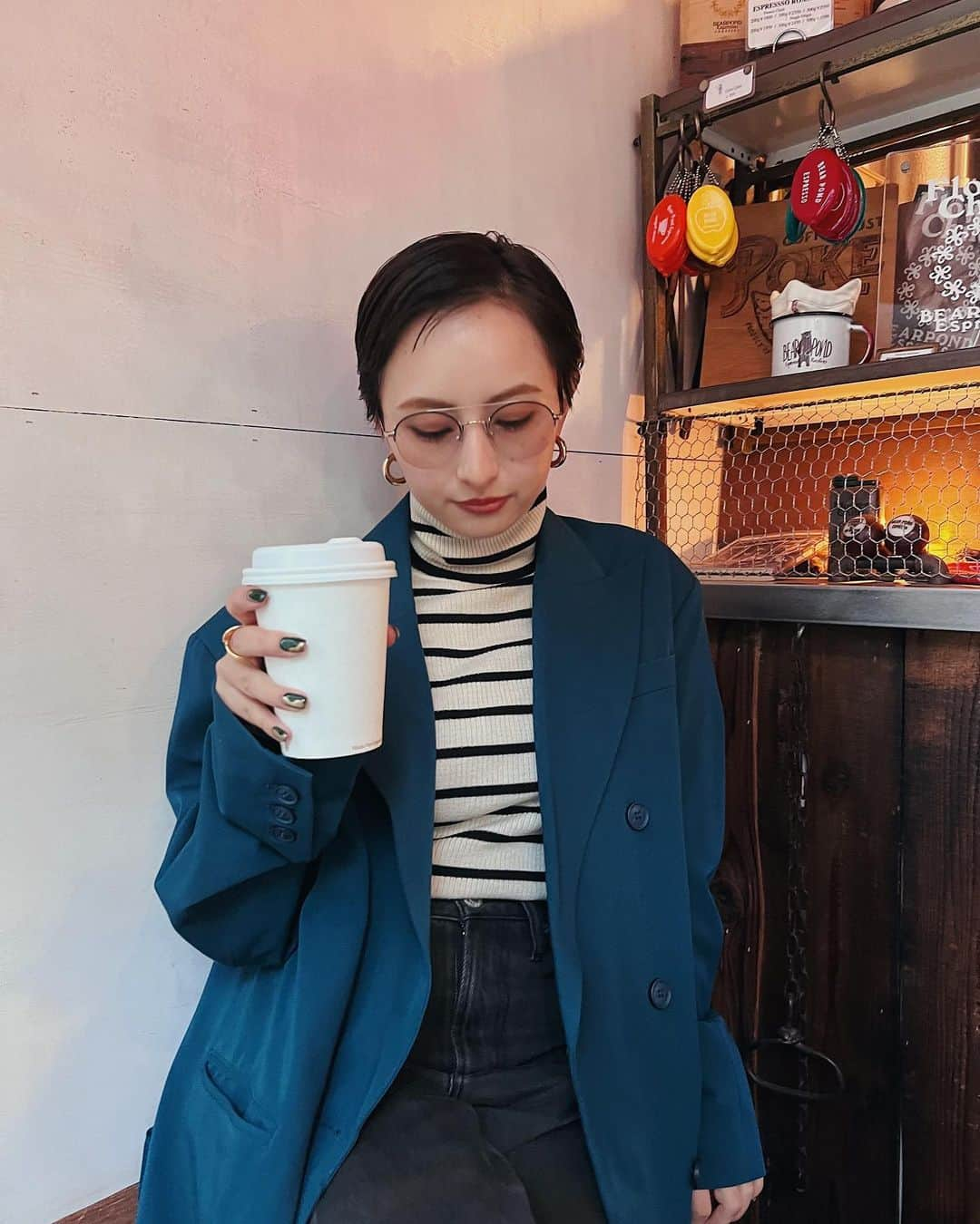 Julia Castroさんのインスタグラム写真 - (Julia CastroInstagram)「あいかわらずカフェが好き☕️💙 . #autumn #fall #fallfashion  #autumnoutfit  #ootd #outfit  #hotlatte  #秋服 #秋色 #カフェ #ホットラテ #秋ファッション #ちびコーデ  #julifashion」11月16日 21時04分 - julia.c.0209