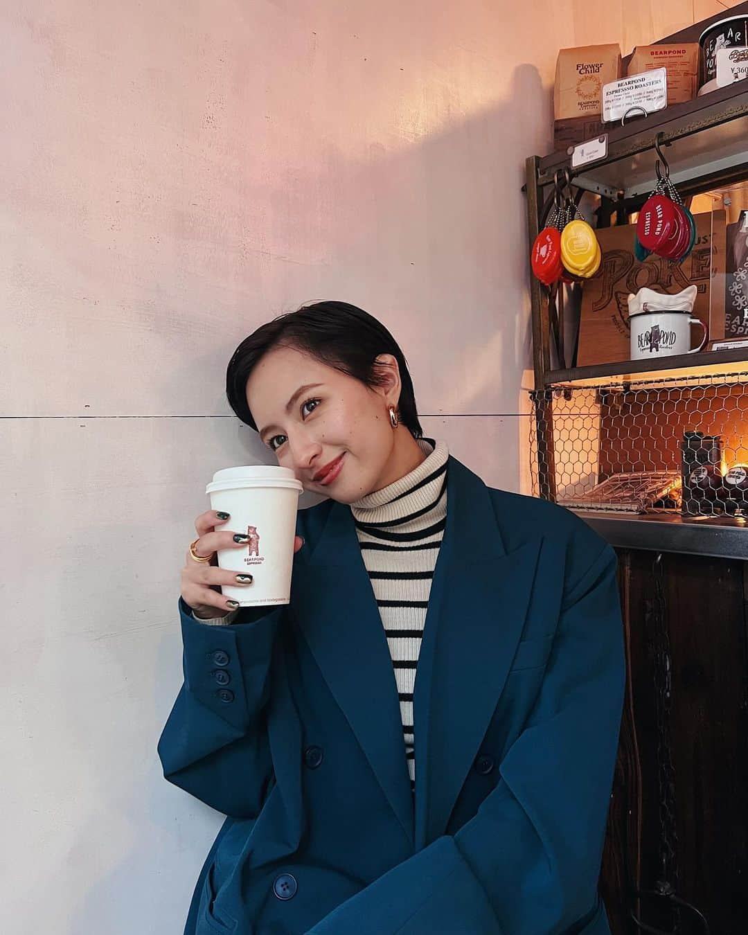 Julia Castroさんのインスタグラム写真 - (Julia CastroInstagram)「あいかわらずカフェが好き☕️💙 . #autumn #fall #fallfashion  #autumnoutfit  #ootd #outfit  #hotlatte  #秋服 #秋色 #カフェ #ホットラテ #秋ファッション #ちびコーデ  #julifashion」11月16日 21時04分 - julia.c.0209