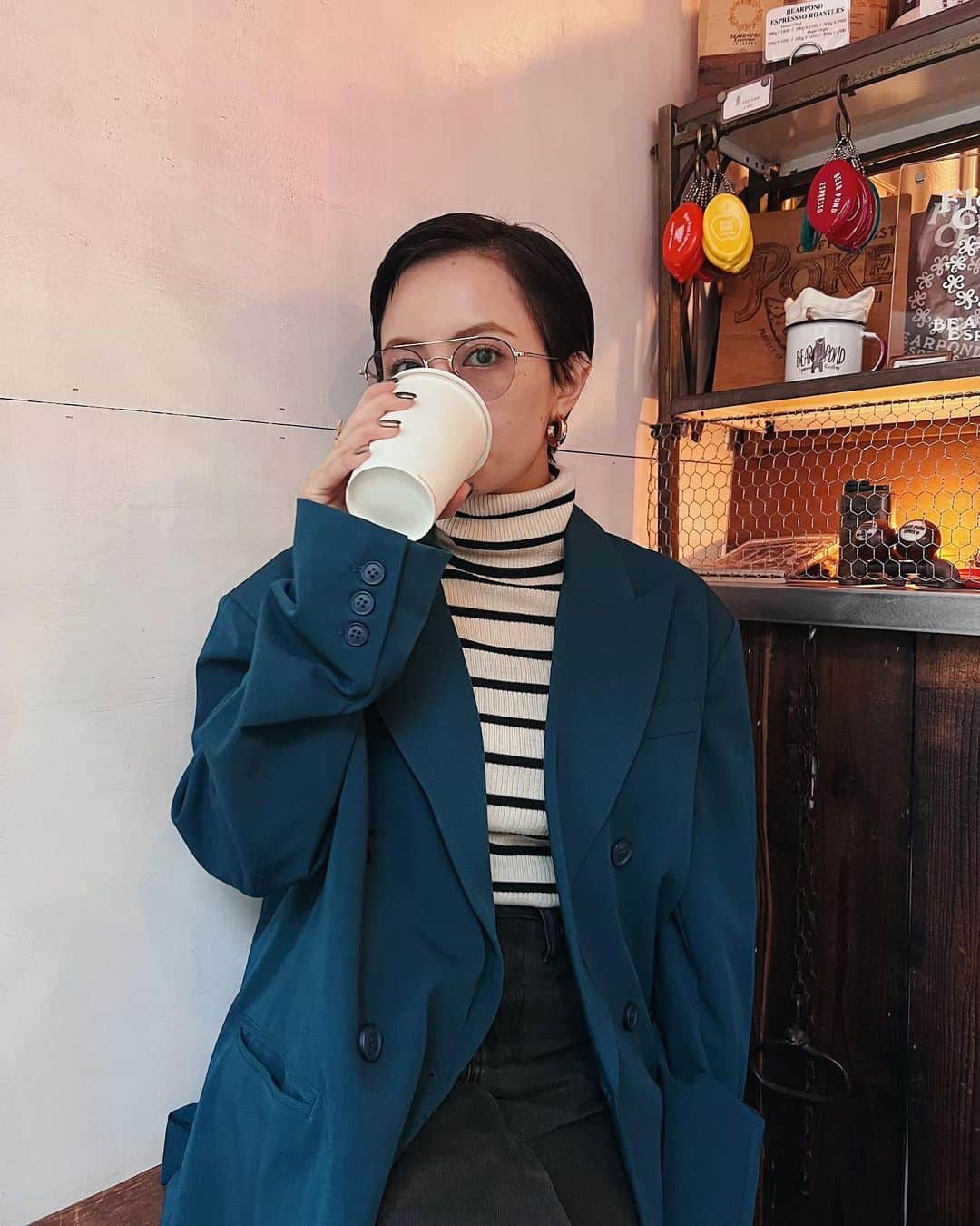 Julia Castroさんのインスタグラム写真 - (Julia CastroInstagram)「あいかわらずカフェが好き☕️💙 . #autumn #fall #fallfashion  #autumnoutfit  #ootd #outfit  #hotlatte  #秋服 #秋色 #カフェ #ホットラテ #秋ファッション #ちびコーデ  #julifashion」11月16日 21時04分 - julia.c.0209