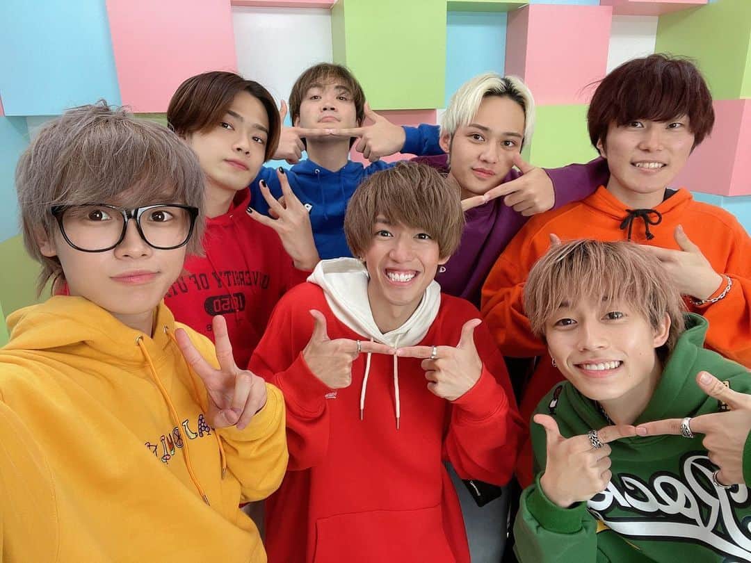イニ（じん）のインスタグラム：「スカイドットのTikTokメドレー🎧 TikTokメドレーはいつもわいが 監督をやらせて貰ってます MVの構成とかカメラとか たくさん考える事があるので 撮影に挑むまでドキドキと 不安が常にあるのですが、 撮影を開始したら本当に 楽しくておもしろくて 色々学ばせて貰うことが 多いなぁと思いました  そしてこのTikTokメドレーの 撮影が終わった時の達成感が 凄かったです  そしてやっとみんなにも このメドレーを聴いて貰えてると 思うととっても嬉しいです🎂  感謝がここでは足りないので 是非、YouTubeの概要欄を 見に行ってくださいっ かなりの長文で書いてます  スカイドットが大好きです📸」