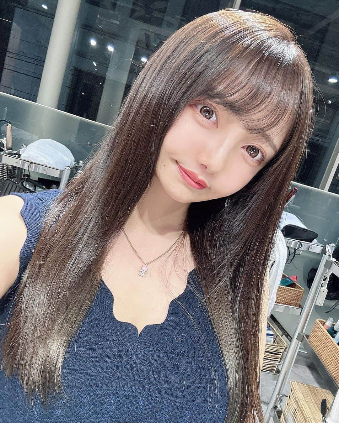 遠藤 玲奈 /endo renaのインスタグラム：「今日もお疲れ様でしたっ！！ お天気だったねー🛸お天気だとうれしい🌱𓂃 𓈒𓏸  先日ミアモーレ六本木 @mi_amore.roppongi で、 乳酸菌ピーリングをやってもらいました☺︎🤍　 施術時間は15分くらいで、 パックみたいな感じで気持ちよかった☁⸒⸒  ✔︎かさつきや乾燥を抑える ✔︎肌荒れを落ち着かせる ✔︎保湿・肌にハリを与える ✔︎シワ改善　などの効果があるみたいです🙌🏻✨  #ミアモーレ#ミアモーレ六本木#六本木#美容サロン#美容#肌改善#美肌ケア#クリスティーナ#クリスティーナ化粧品#美容パック#美肌効果#美白ケア#グレージュ#ロングヘア#ストレートヘア #ピーリング#乳酸菌#乳酸菌ピーリング」